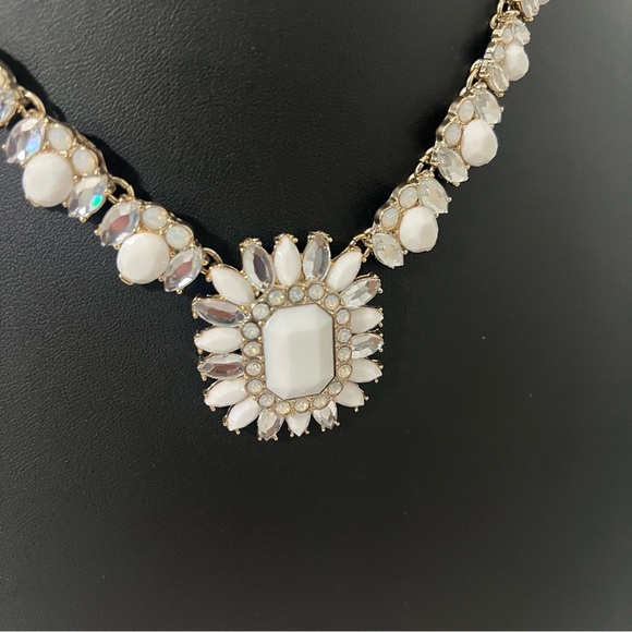 Timeless Elegance Stunning Gold and White Necklace Statement Business - Picture 4 of 8